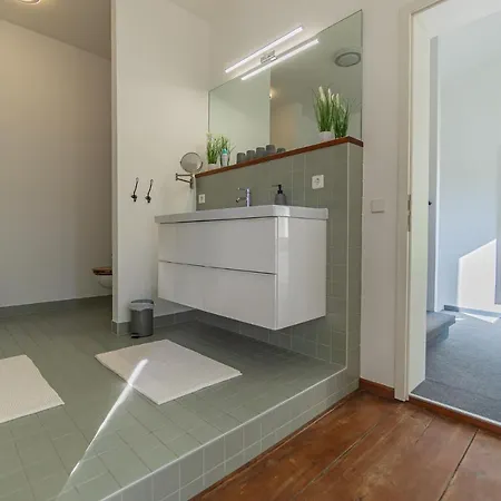 Exklusive Stadtvilla-190qm- Parkplatz- 3schlafzimmer- 2 Baeder- Netflix- Waschmaschine- 4 Etagen-naehe Theater Prázdninový dům