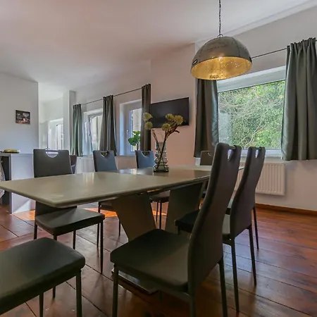 Exklusive Stadtvilla-190qm- Parkplatz- 3schlafzimmer- 2 Baeder- Netflix- Waschmaschine- 4 Etagen-naehe Theater Cottbus