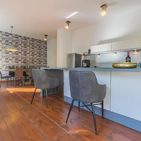 Exklusive Stadtvilla-190qm- Parkplatz- 3schlafzimmer- 2 Baeder- Netflix- Waschmaschine- 4 Etagen-naehe Theater بيت للعطل