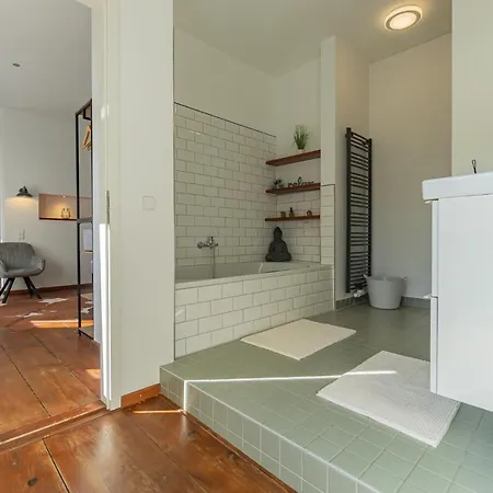 Exklusive Stadtvilla-190qm- Parkplatz- 3schlafzimmer- 2 Baeder- Netflix- Waschmaschine- 4 Etagen-naehe Theater Dom wakacyjny *