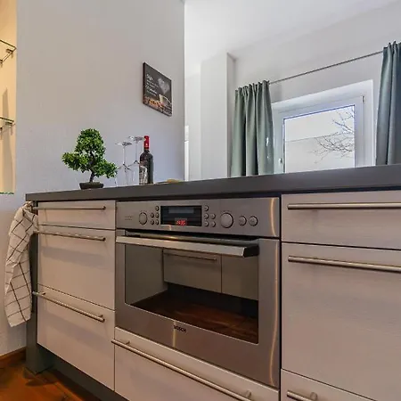Exklusive Stadtvilla-190qm- Parkplatz- 3schlafzimmer- 2 Baeder- Netflix- Waschmaschine- 4 Etagen-naehe Theater Prázdninový dům