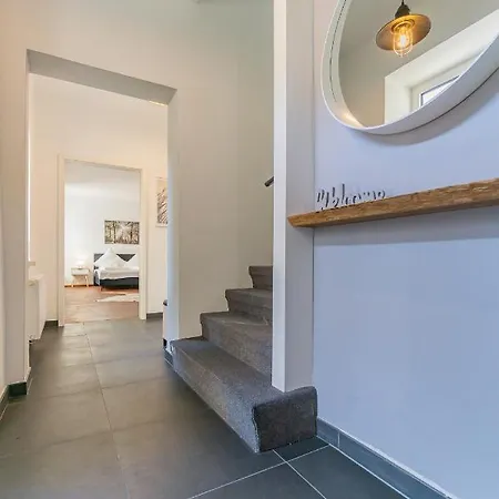 Dom wakacyjny Exklusive Stadtvilla-190qm- Parkplatz- 3schlafzimmer- 2 Baeder- Netflix- Waschmaschine- 4 Etagen-naehe Theater *