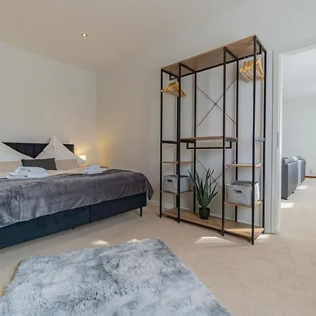 Exklusive Stadtvilla-190qm- Parkplatz- 3schlafzimmer- 2 Baeder- Netflix- Waschmaschine- 4 Etagen-naehe Theater בית נופש