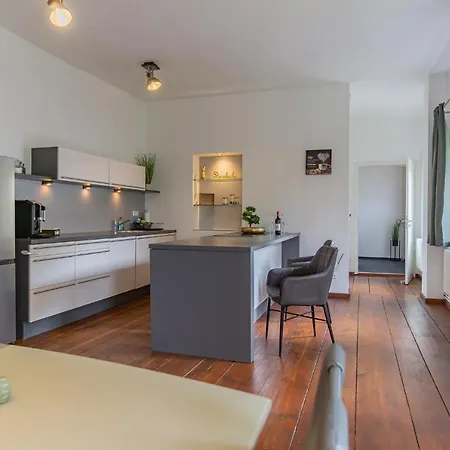 Exklusive Stadtvilla-190qm- Parkplatz- 3schlafzimmer- 2 Baeder- Netflix- Waschmaschine- 4 Etagen-naehe Theater Prázdninový dům