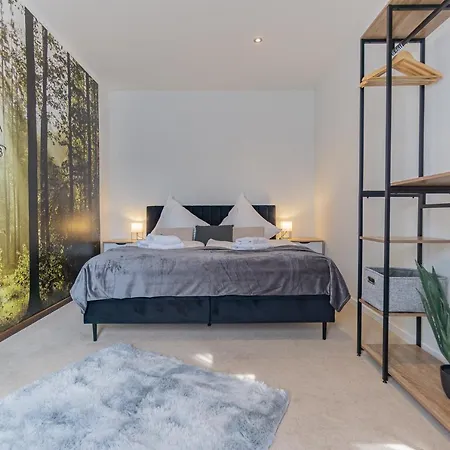 בית נופש Exklusive Stadtvilla-190qm- Parkplatz- 3schlafzimmer- 2 Baeder- Netflix- Waschmaschine- 4 Etagen-naehe Theater קוטבוס