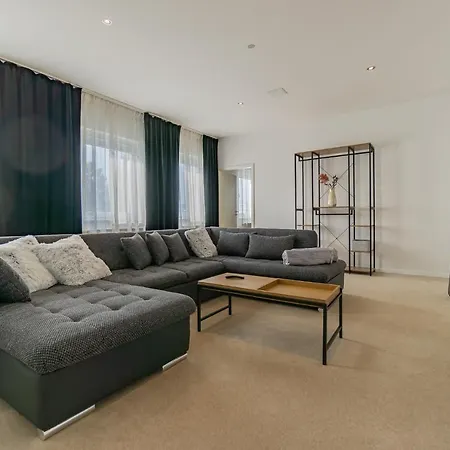 בית נופש Exklusive Stadtvilla-190qm- Parkplatz- 3schlafzimmer- 2 Baeder- Netflix- Waschmaschine- 4 Etagen-naehe Theater קוטבוס