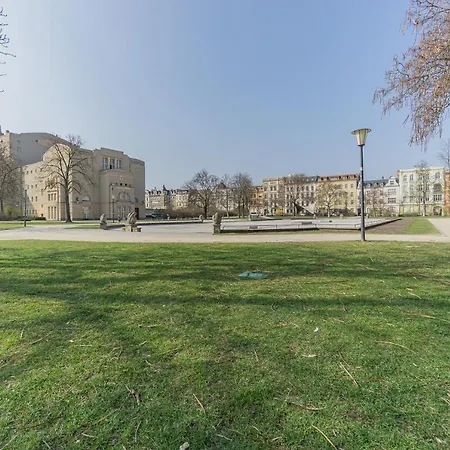 Dom wakacyjny Exklusive Stadtvilla-190qm- Parkplatz- 3schlafzimmer- 2 Baeder- Netflix- Waschmaschine- 4 Etagen-naehe Theater