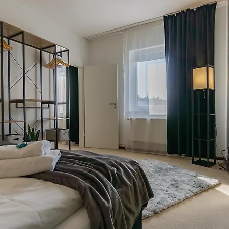 Exklusive Stadtvilla-190qm- Parkplatz- 3schlafzimmer- 2 Baeder- Netflix- Waschmaschine- 4 Etagen-naehe Theater Chociebuż