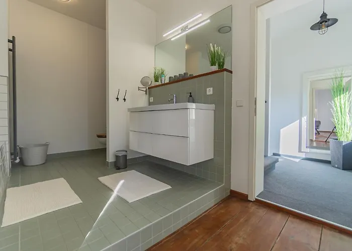 Exklusive Stadtvilla-190qm- Parkplatz- 3schlafzimmer- 2 Baeder- Netflix- Waschmaschine- 4 Etagen-naehe Theater بيت للعطل