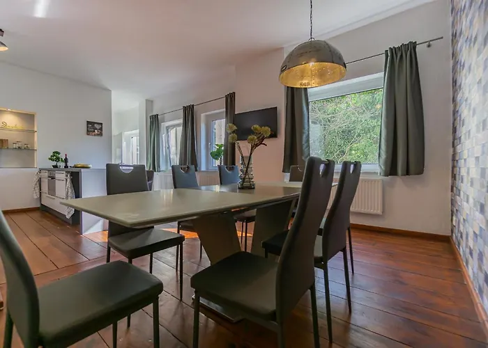 Exklusive Stadtvilla-190qm- Parkplatz- 3schlafzimmer- 2 Baeder- Netflix- Waschmaschine- 4 Etagen-naehe Theater كوتبوس