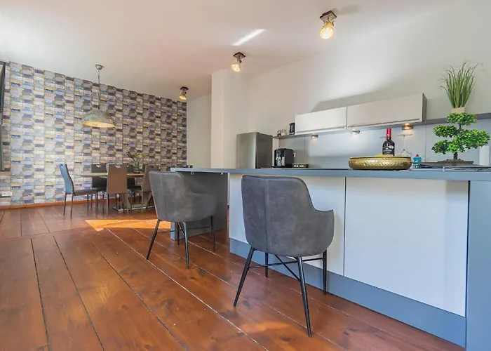 Exklusive Stadtvilla-190qm- Parkplatz- 3schlafzimmer- 2 Baeder- Netflix- Waschmaschine- 4 Etagen-naehe Theater بيت للعطل