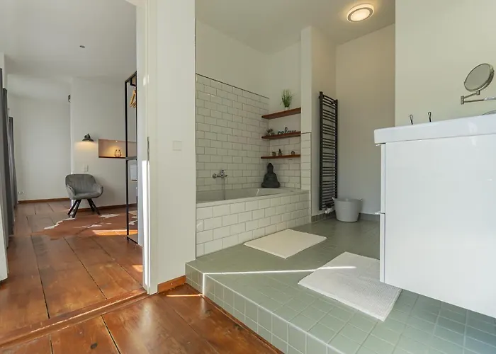 Exklusive Stadtvilla-190qm- Parkplatz- 3schlafzimmer- 2 Baeder- Netflix- Waschmaschine- 4 Etagen-naehe Theater بيت للعطل *