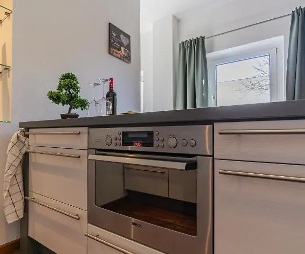 Exklusive Stadtvilla-190qm- Parkplatz- 3schlafzimmer- 2 Baeder- Netflix- Waschmaschine- 4 Etagen-naehe Theater بيت للعطل