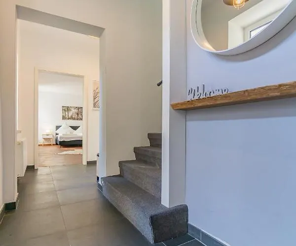 بيت للعطل Exklusive Stadtvilla-190qm- Parkplatz- 3schlafzimmer- 2 Baeder- Netflix- Waschmaschine- 4 Etagen-naehe Theater *