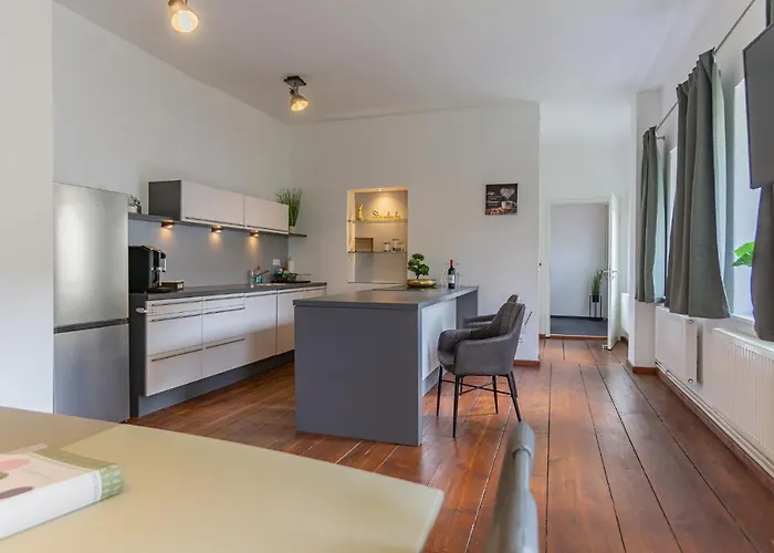 Exklusive Stadtvilla-190qm- Parkplatz- 3schlafzimmer- 2 Baeder- Netflix- Waschmaschine- 4 Etagen-naehe Theater بيت للعطل