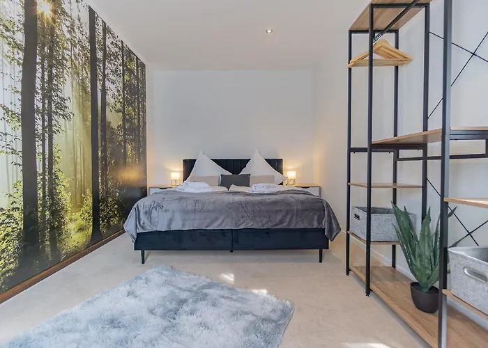 Tatil Evi Exklusive Stadtvilla-190qm- Parkplatz- 3schlafzimmer- 2 Baeder- Netflix- Waschmaschine- 4 Etagen-naehe Theater Cottbus