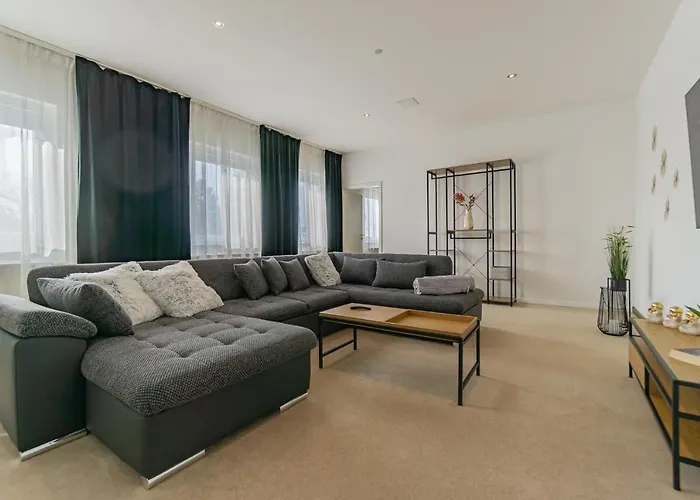 Nyaraló Exklusive Stadtvilla-190qm- Parkplatz- 3schlafzimmer- 2 Baeder- Netflix- Waschmaschine- 4 Etagen-naehe Theater Cottbus