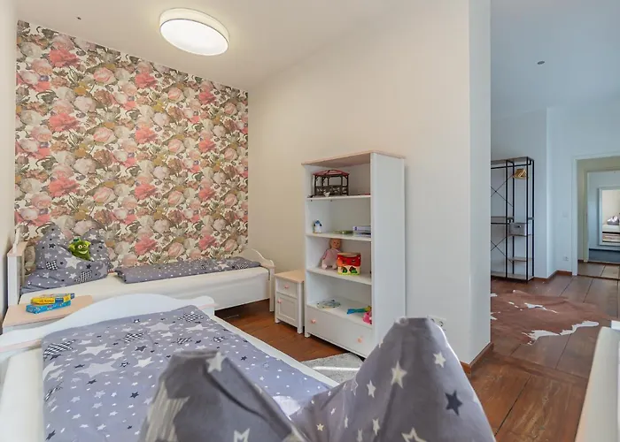 Exklusive Stadtvilla-190qm- Parkplatz- 3schlafzimmer- 2 Baeder- Netflix- Waschmaschine- 4 Etagen-naehe Theater *
