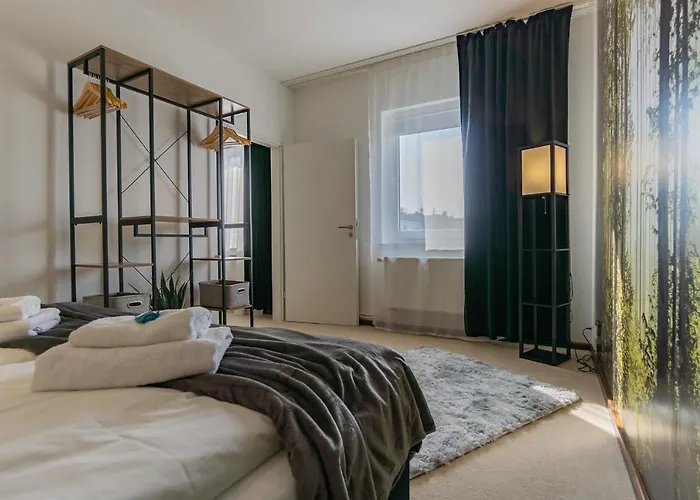 Exklusive Stadtvilla-190qm- Parkplatz- 3schlafzimmer- 2 Baeder- Netflix- Waschmaschine- 4 Etagen-naehe Theater كوتبوس