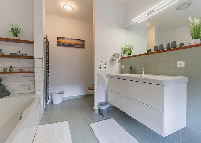 بيت للعطل Exklusive Stadtvilla-190qm- Parkplatz- 3schlafzimmer- 2 Baeder- Netflix- Waschmaschine- 4 Etagen-naehe Theater *