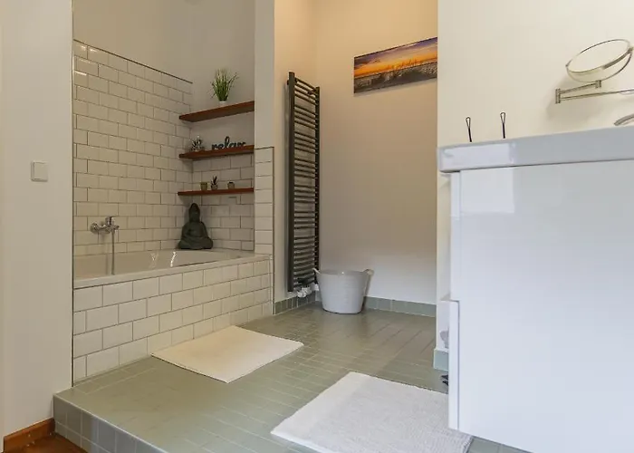 Tatil Evi Exklusive Stadtvilla-190qm- Parkplatz- 3schlafzimmer- 2 Baeder- Netflix- Waschmaschine- 4 Etagen-naehe Theater Cottbus